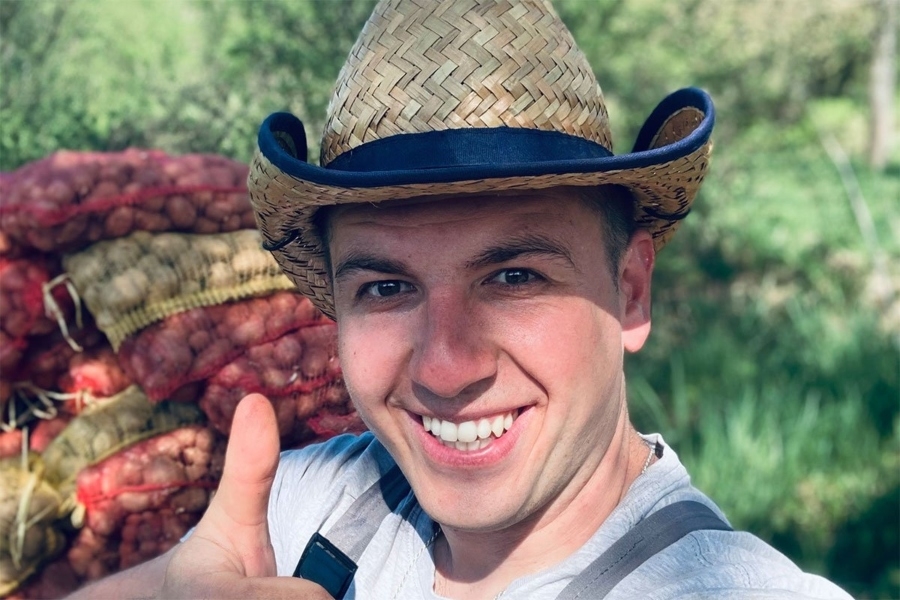 OD BIJELE KOŠULJE DO ORANICA: Faruk Tursumović proizvodi 120 tona hrane, a država mu ne da posao u struci