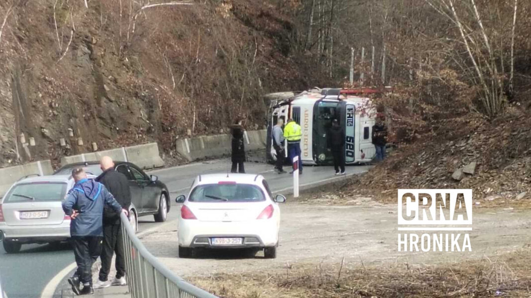 Obustavljen saobraćaj na Komaru: Sudar dva teretna vozila