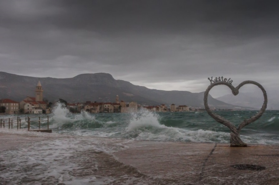 SNAŽNO NEVRIJEME POHARALO DALMACIJU: Vatrogasci imaju pune ruke posla, more se prelilo na rive i ulice