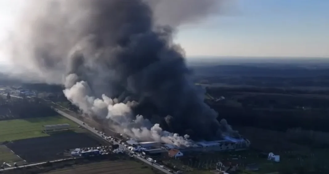 Snimci požara u Brčkom: Crni dim nad gradom, prizori iz zraka najbolje pokazuju razmjere stihije