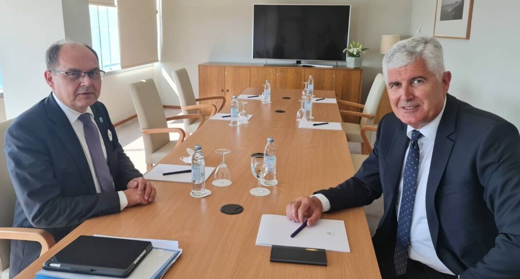 Šta znači presuda Suda iz Strazbura: Ključna Schmidtova odredba Ustava FBiH koja omogućava HDZ-u kontrolu Federacije i izbor Vlade FBiH je pala – Istraga .ba Šta znači presuda Suda iz Strazbura: Ključna Schmidtova odredba Ustava FBiH koja omogućava HDZ-u kontrolu Federacije i izbor Vlade FBiH je pala - Istraga .ba