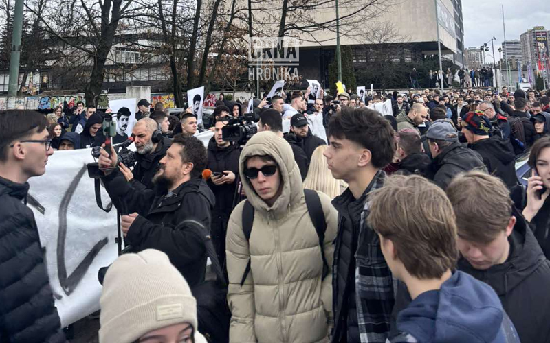 Stotine učenika, studenata i građana Sarajeva se okupilo na mjestu tragične tramvajske nesreće