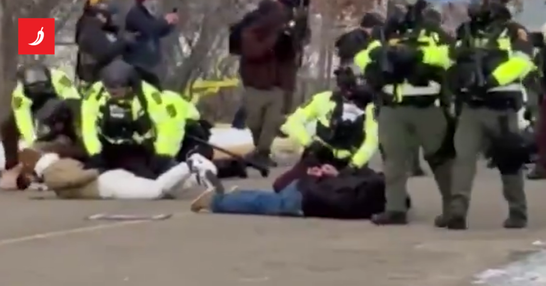 Sukobili se policija i prosvjednici u Minneapolisu. Uhićen i dostavljač pizze