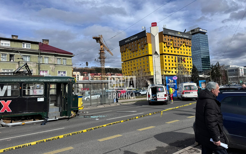 Teška nesreća u Sarajevu: Tramvaj iskočio iz šina, djevojka teško povrijeđena