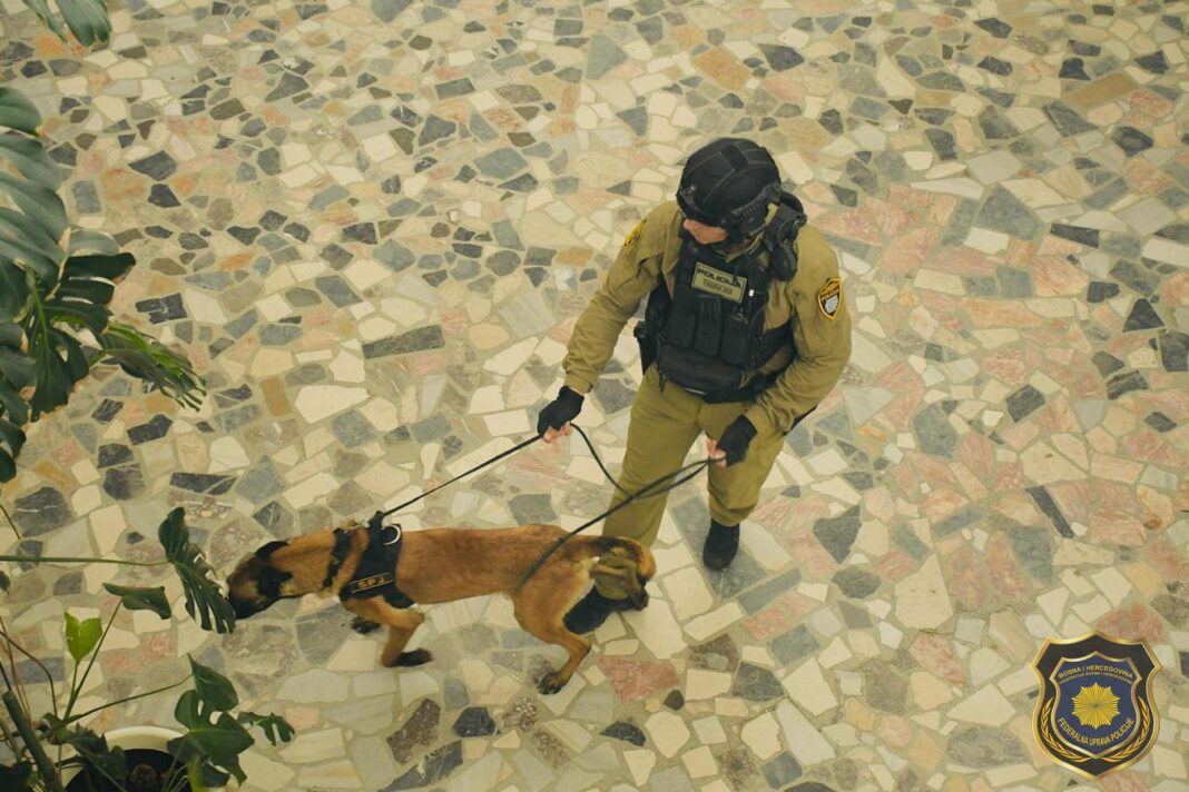 Traži se pritvor za Daria Tufekčića (39) iz Tuzle: Usmjerio automatsku pušku i prijetio da će pucati prema službenicima FUP-a