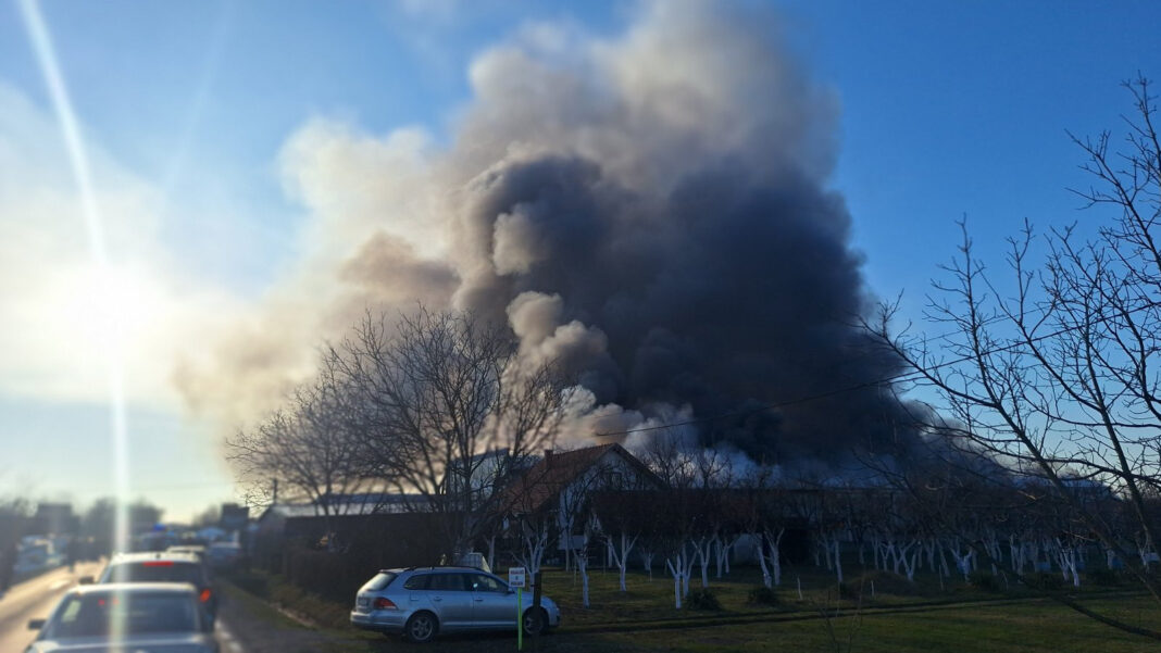 U požaru koji je izbio u fabrici u Brčkom povrijeđeno osam osoba, još traje borba sa vatrom
