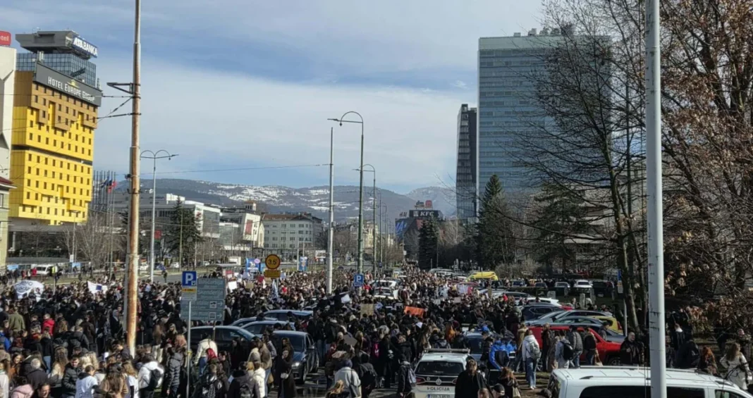 (UŽIVO) Na protestu u Sarajevu velik broj srednjoškolaca i studenata, blokirali su saobraćaj