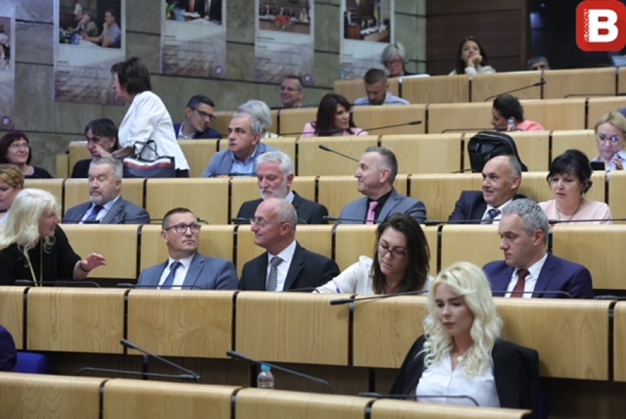 VISOKE PLATE I OTPREMNINE: Koliko zarađuju izaslanici Doma naroda FBiH i koliko su sjednica održali?
