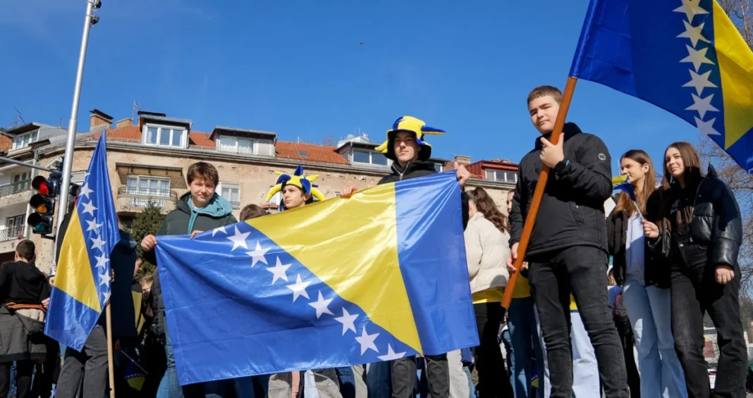 Više od 3.000 učenika u Sarajevu obilježilo Dan nezavisnosti BiH defileom