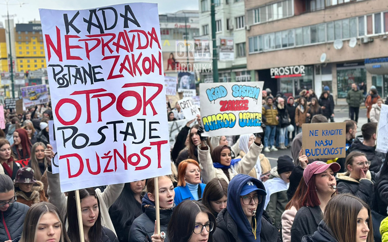 Završen najmasovniji protesti mladih u Sarajevu: Pozivi na izbore u oktobru, zatražena i sjednica Skupštine KS