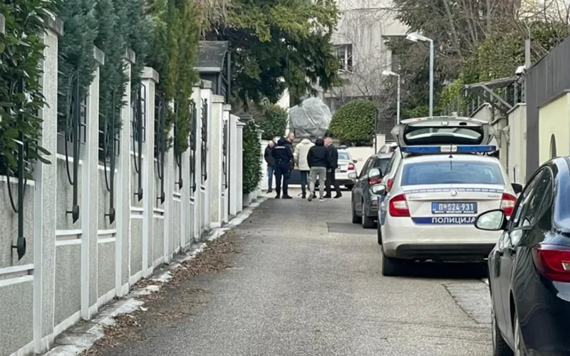 Zdravko Čolić s porodicom bio u kući u trenutku kada mu je nepoznati napadač bacio bombu