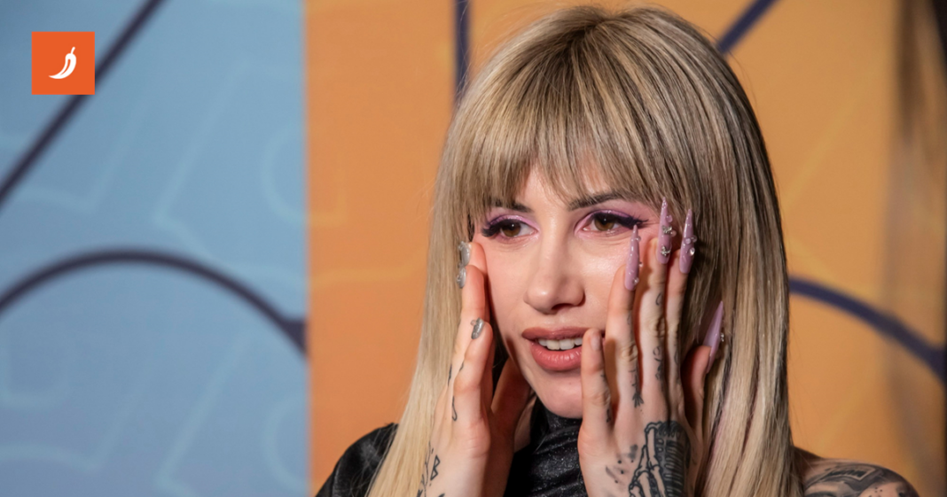 Stela Rade objasnila svoju neobičnu manikuru: “S desnom rukom sviram harmoniku”