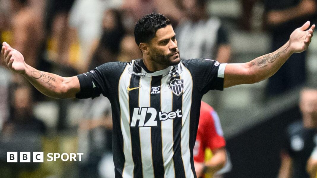 23 igrača vide crveni karton nakon masovne tuče u finalu brazilskog kupa između Cruzeira i Atletico Mineira Givanildo Hulk of Atletico Mineiro celebrates