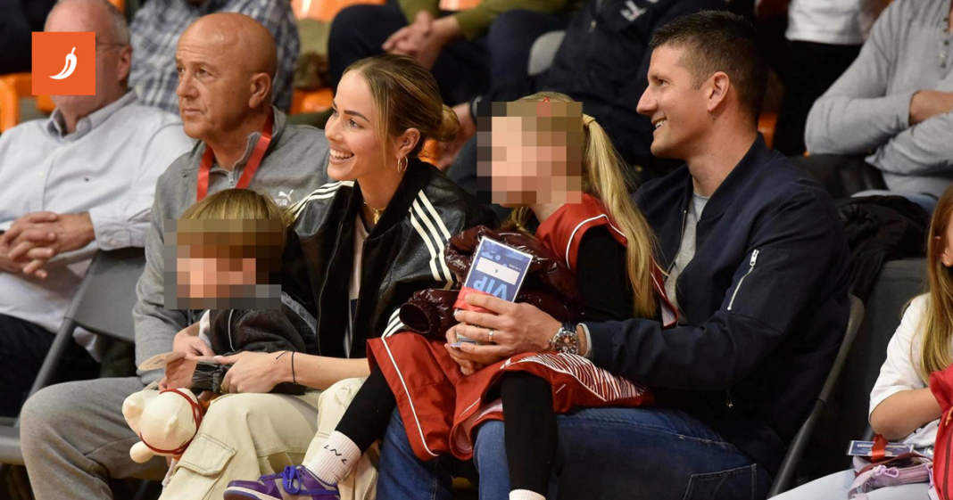 Antonija Mišura Sandrić s djecom pratila utakmicu, u dvorani joj bile i kolegice Antonija Mišura Sandrić s djecom pratila utakmicu, u dvorani joj bile i kolegice