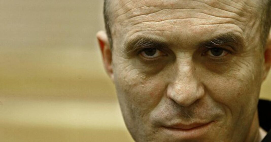 Vozio je Vlad Nabijač. Zmija, snajperista “Jedinice”, pucao je iz Heklera. Vozio je Vlad Nabijač. Zmija, snajperista “Jedinice”, pucao je iz Heklera.