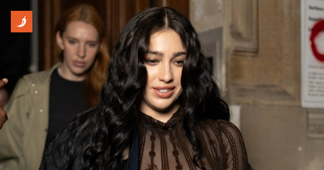 Madonnina kći u prozirnoj haljini privukla poglede na Pariškom tjednu mode Madonnina kći u prozirnoj haljini privukla poglede na Pariškom tjednu mode