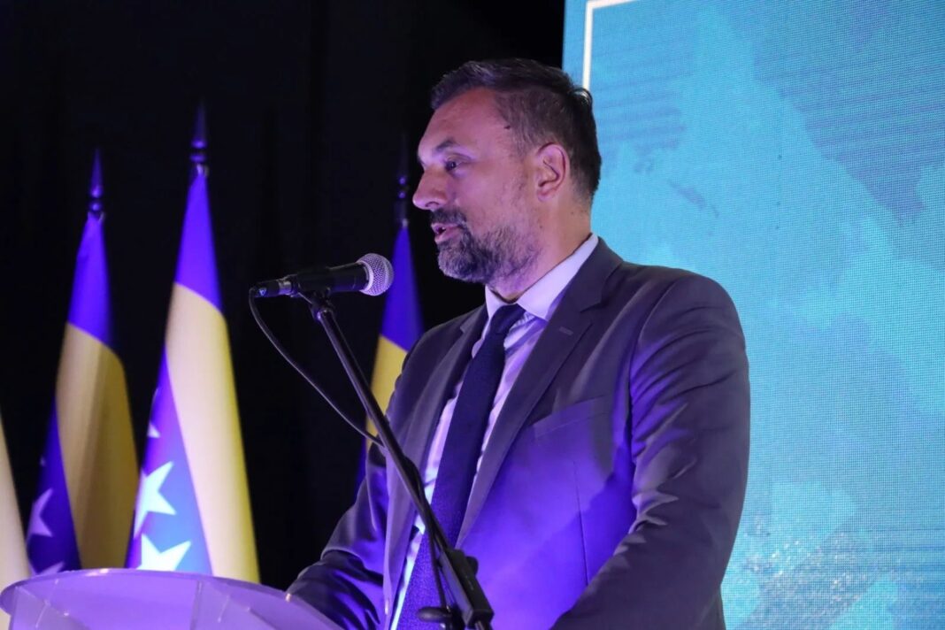 Ademovićev odlazak ostavio Trojku bez delegata u Domu naroda BiH Ademovićev odlazak ostavio Trojku bez delegata u Domu naroda BiH