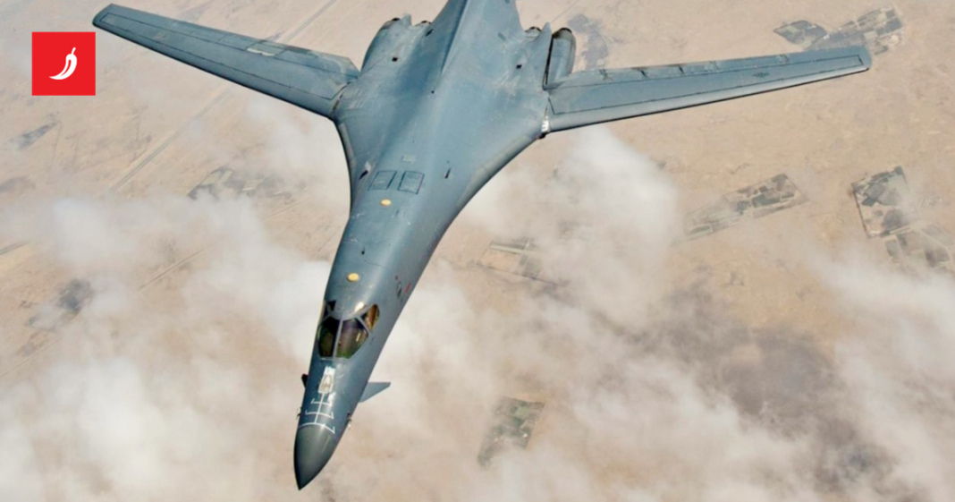 Američki bombarder B-1 sletio u Britaniju. Može nositi 24 krstareće rakete Američki bombarder B-1 sletio u Britaniju. Može nositi 24 krstareće rakete