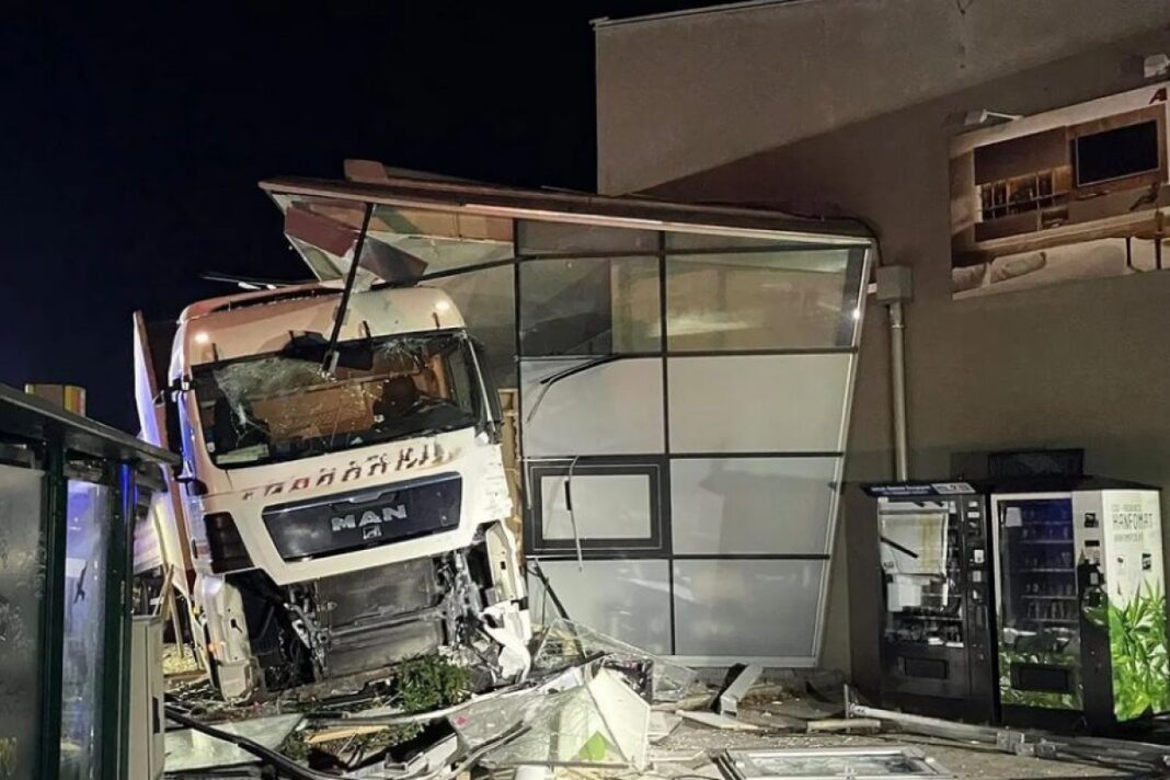 Austrijski Eugendorf: Vozač iz BiH se kamionom zabio u poslovnu zgradu Austrijski Eugendorf: Vozač iz BiH se kamionom zabio u poslovnu zgradu