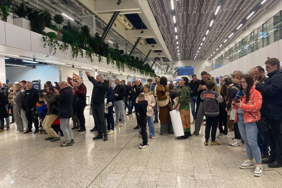 Bosanci u Kuvajtu prepušteni sami sebi: Ambasador se vratio u BiH, na molbe za evakuaciju niko ne odgovara Bosanci u Kuvajtu prepušteni sami sebi: Ambasador se vratio u BiH, na molbe za evakuaciju niko ne odgovara