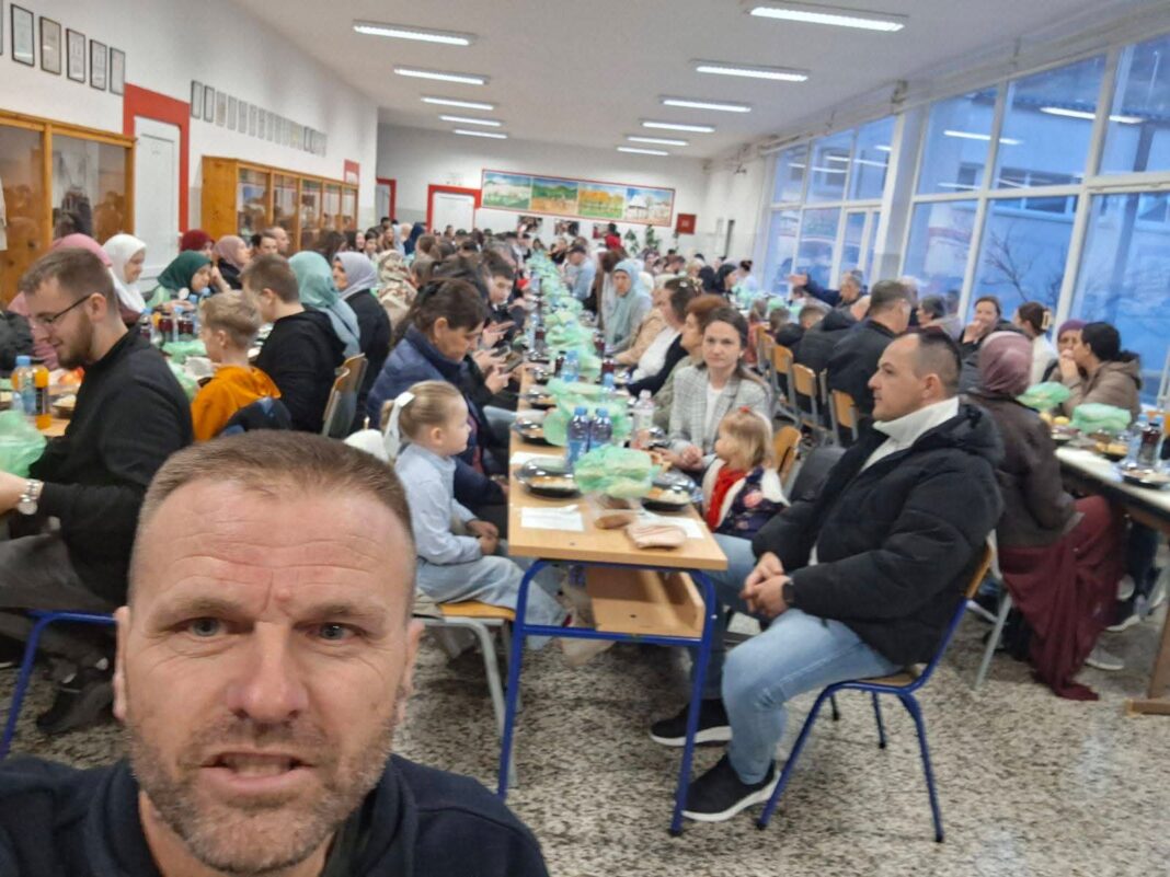 Bošnjačke organizacije i Merhamet Mostar organizovali iftar za povratnike u Prozoru Bošnjačke organizacije i Merhamet Mostar organizovali iftar za povratnike u Prozoru