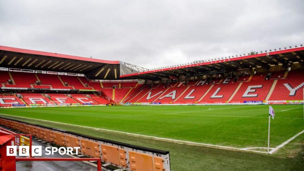 Charlton Athletic: Championship klub beleži rast operativnog gubitka Charlton play at The Valley, seen here with empty stands featuring red seats with large white letters spelling out CAFC at one end and The Valley down one side.