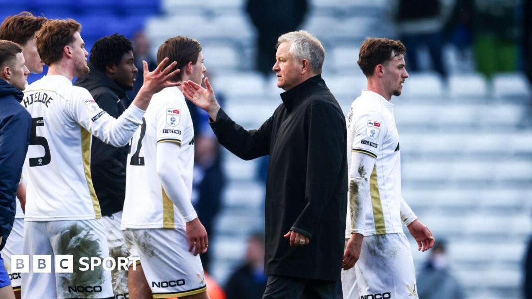 Chris Wilder: Šef Sheff Utd kaže da su kritike na račun igrača Bladesa “nepoštovanje” Chris Wilder shaking hands with Sheffield United players after their 1-1 draw at Birmingham City