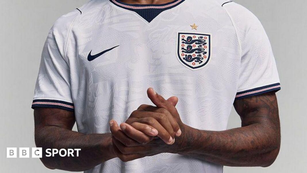 Cijene kompleta za Svjetsko prvenstvo: Jesu li cijena dresova otišla predaleko? Marcus Rashford clasps his hands while modelling England