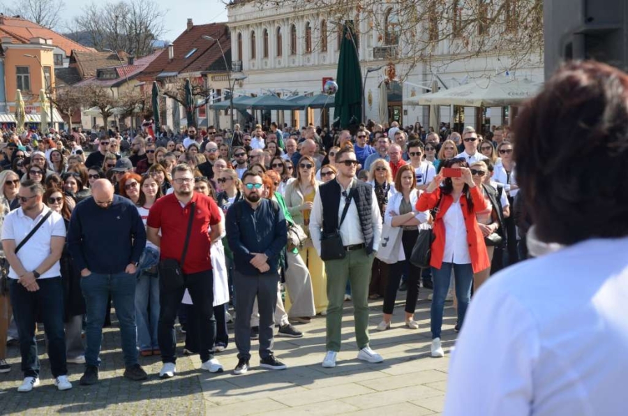 DRUGI DAN PROTESTA LJEKARA U TUZLI: Upozoravaju na mogući šrajk DRUGI DAN PROTESTA LJEKARA U TUZLI: Upozoravaju na mogući šrajk