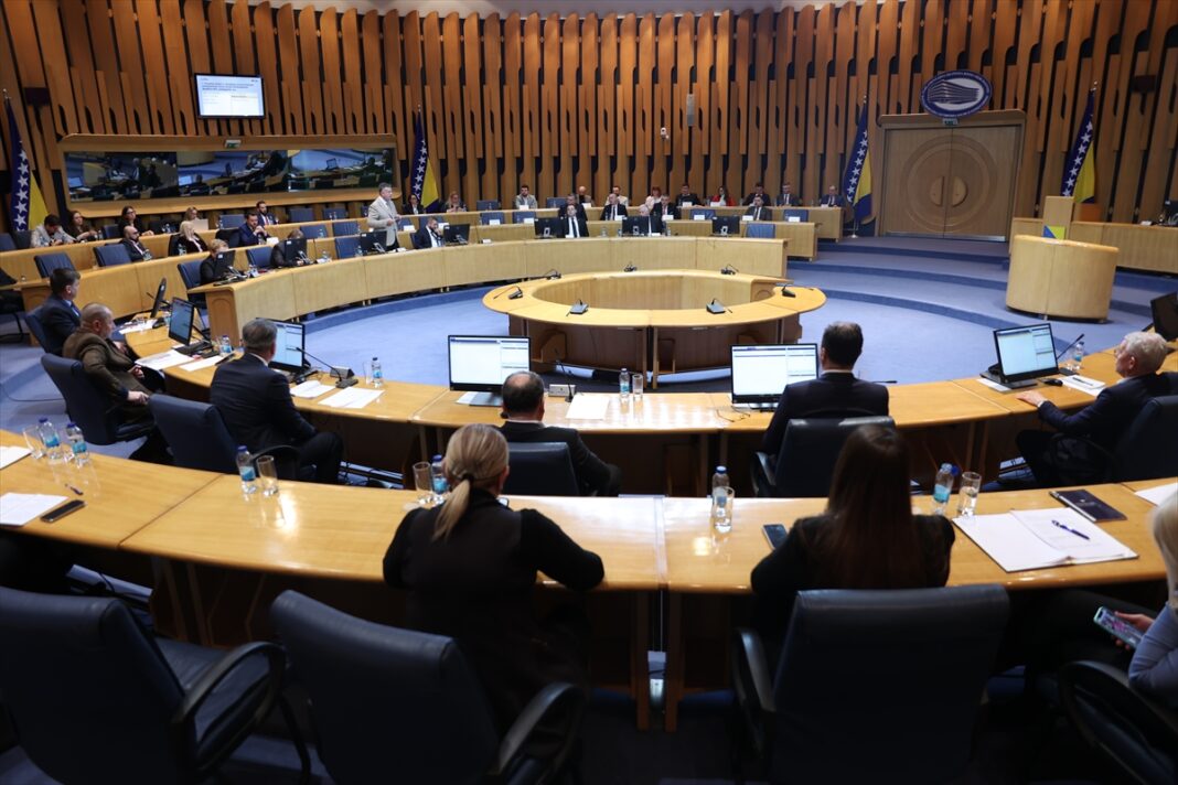 Dom naroda BiH usvojio izmjene zakona: Državni službenici će moći imati povišicu i kada budžet nije usvojen Dom naroda BiH usvojio izmjene zakona: Državni službenici će moći imati povišicu i kada budžet nije usvojen