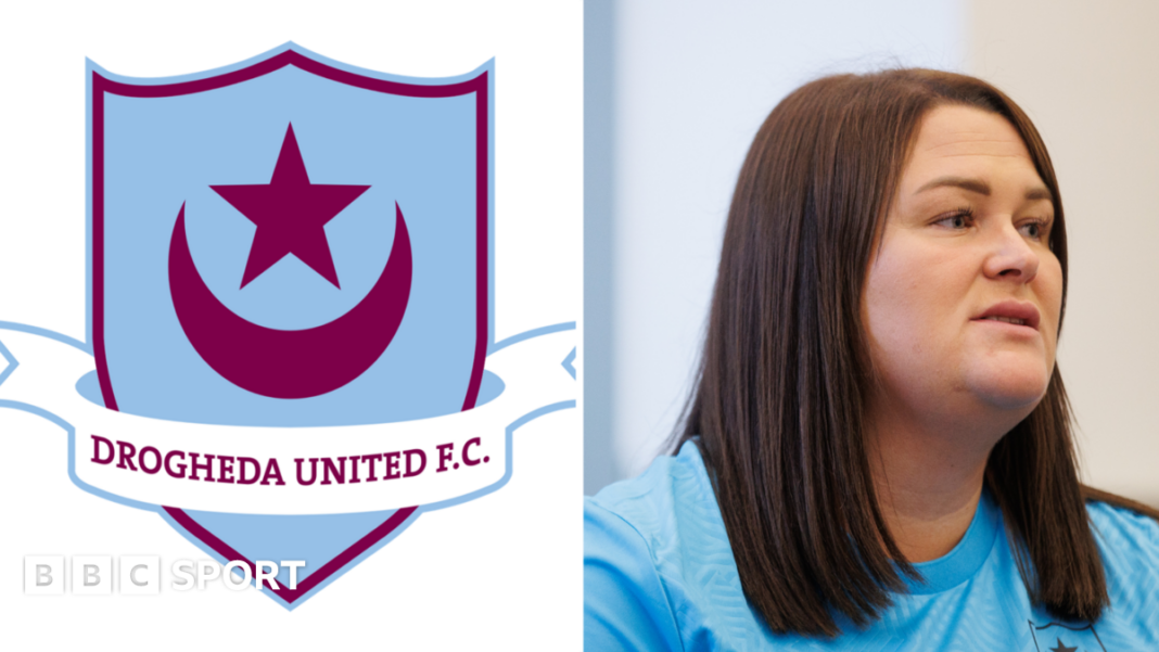 Drogheda United: Joanna Byrne ponavlja stav iako joj je Trivela Group rekla da podnese ostavku Drogheda United club badge and Joanna Byrne