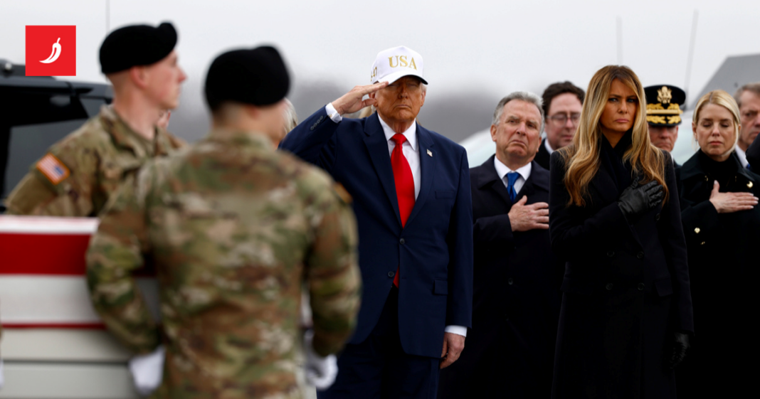 FOTO Američki vojnici nosili kovčege s tijelima poginulih suboraca, Trump salutirao FOTO Američki vojnici nosili kovčege s tijelima poginulih suboraca, Trump salutirao