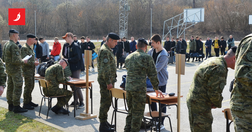 FOTO Prvi ročnici stigli na vojni rok, dočekali ih Anušić i Kundid FOTO Prvi ročnici stigli na vojni rok, dočekali ih Anušić i Kundid