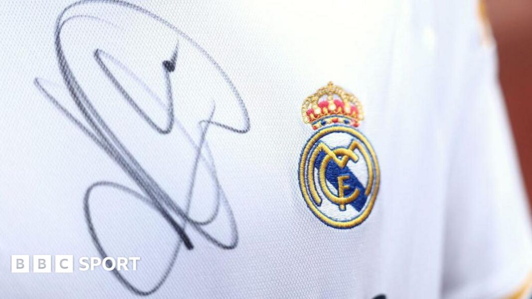 Fudbalski autogrami: Da li lovci koji prodaju online idu predaleko sa igračima? A close up image of a Real Madrid shirt signed by Kylian Mbappe