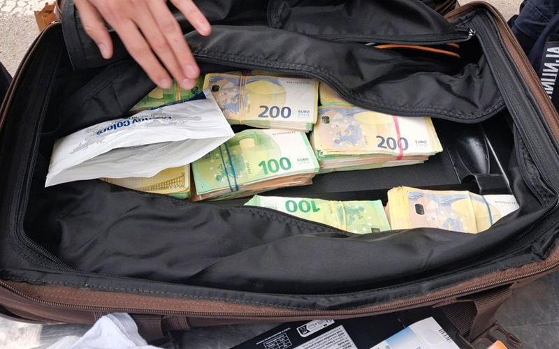 GP Gradina: U tajnim pregradama kofera i jakne pronađeno 370.000 eura GP Gradina: U tajnim pregradama kofera i jakne pronađeno 370.000 eura