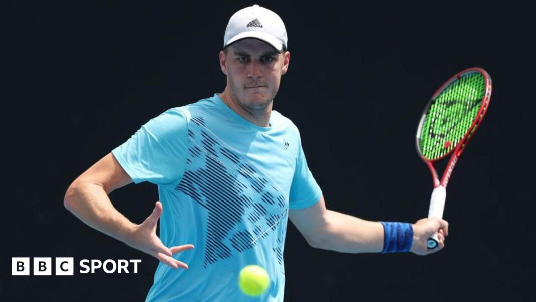 Henry Patten: Bježi iz Dubaija usred sukoba na Bliskom istoku Henry Patten prepares to play a forehand