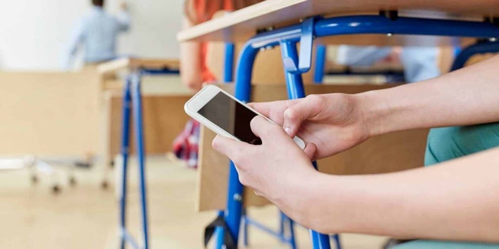 Hrvatska uvodi strogu zabranu mobitela u osnovnim školama Hrvatska uvodi strogu zabranu mobitela u osnovnim školama