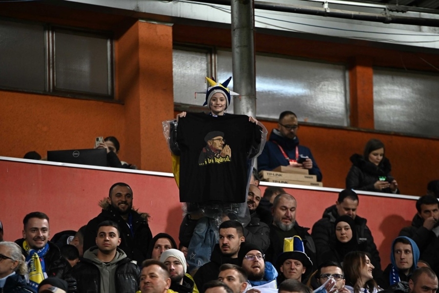 ‘… I BI KABUL’: Ovako je jedna majica s ‘dedom’ postala simbol najluđe noći bh. fudbala… '... I BI KABUL': Ovako je jedna majica s 'dedom' postala simbol najluđe noći bh. fudbala...