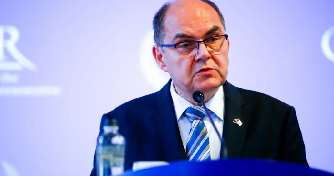 I Schmidt komentarisao slučaj Huse B., “najvećeg parazita u Njemačkoj”