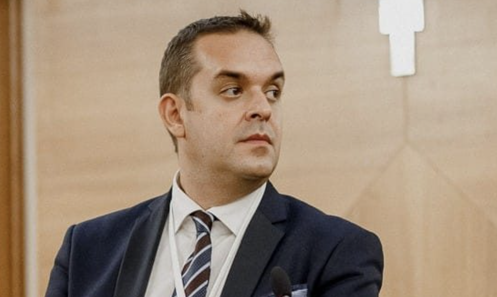 Iako mu je sumnjiva diploma, Dino Selimović zvanično imenovan za direktora Aerodroma Sarajevo Iako mu je sumnjiva diploma, Dino Selimović zvanično imenovan za direktora Aerodroma Sarajevo