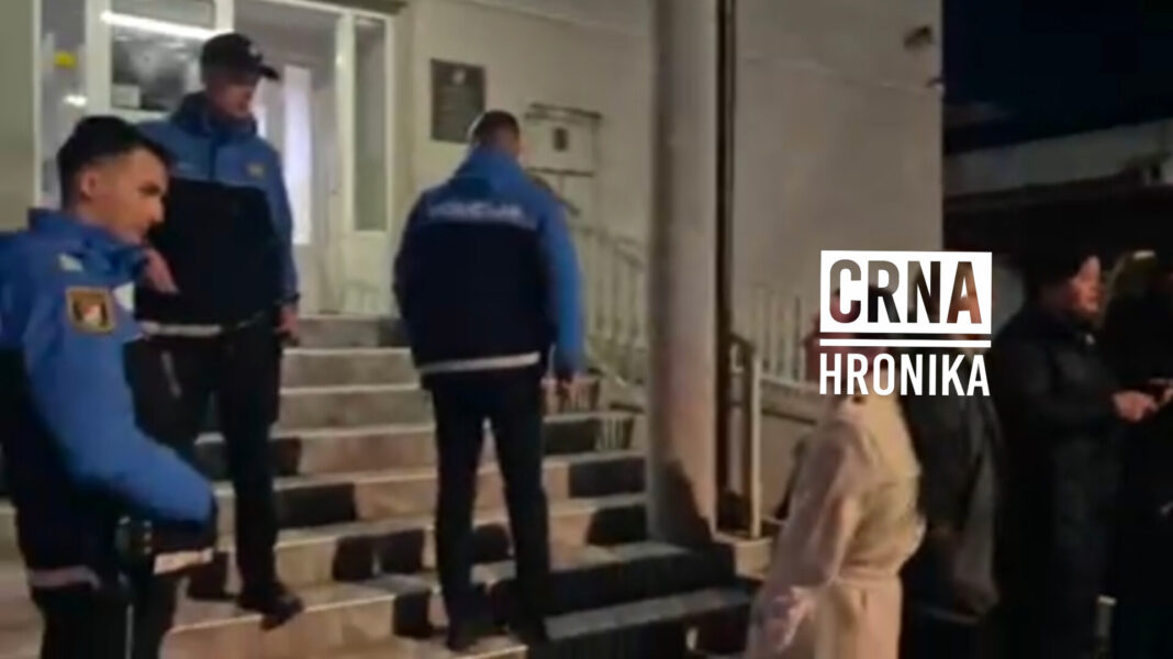 Incident pred Bajram u Bugojnu: Dvije osobe pretučene, građani se okupili ispred policijske stanice Incident pred Bajram u Bugojnu: Dvije osobe pretučene, građani se okupili ispred policijske stanice