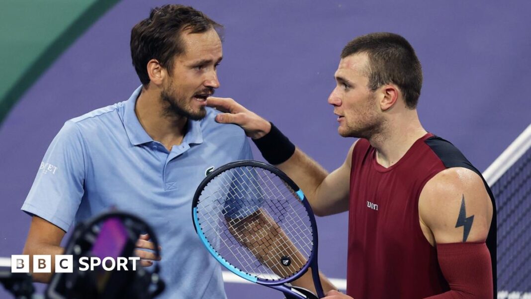 Indian Wells: Jack Draper kažnjen kontroverznim pozivom na smetnju dok Daniil Medvedev završava odbranu titule Britanca Daniil Medvedev (left) speaks to Jack Draper at the net after their Indian Wells quarter-final