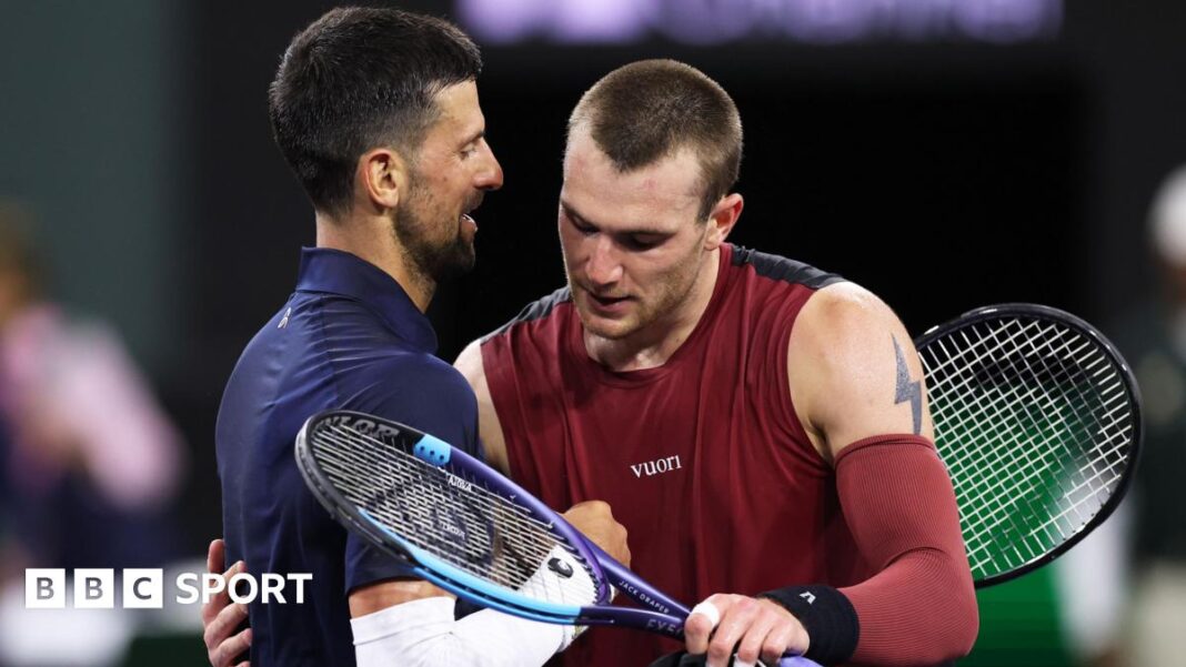 Indijan Vels: Džek Drejper uzvraća za ‘ogromnu’ pobedu Indijan Velsa nad Novakom Đokovićem Novak Djokovic and Jack Draper hug at the net after their match at Indian Wells