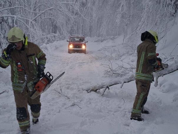 Intervencija na Kozari: Evakuisani putnici iz zaglavljenih vozila Intervencija na Kozari: Evakuisani putnici iz zaglavljenih vozila