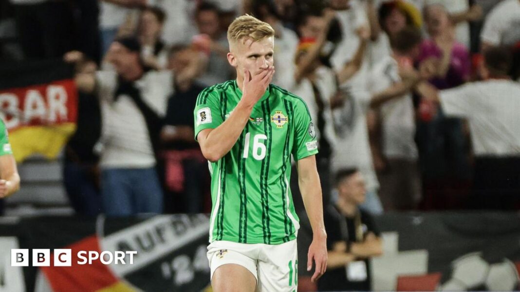 Italija protiv Sjeverne Irske: Ali McCann isključen iz polufinala play-offa Svjetskog prvenstva Ali McCann in action for Northern Ireland