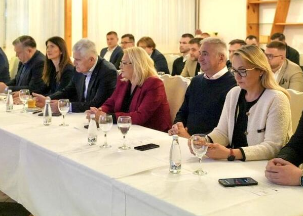 Ivana Marić i vrh HDZ-a otvorili stranačku Zimsku školu – Istraga .ba Ivana Marić i vrh HDZ-a otvorili stranačku Zimsku školu - Istraga .ba