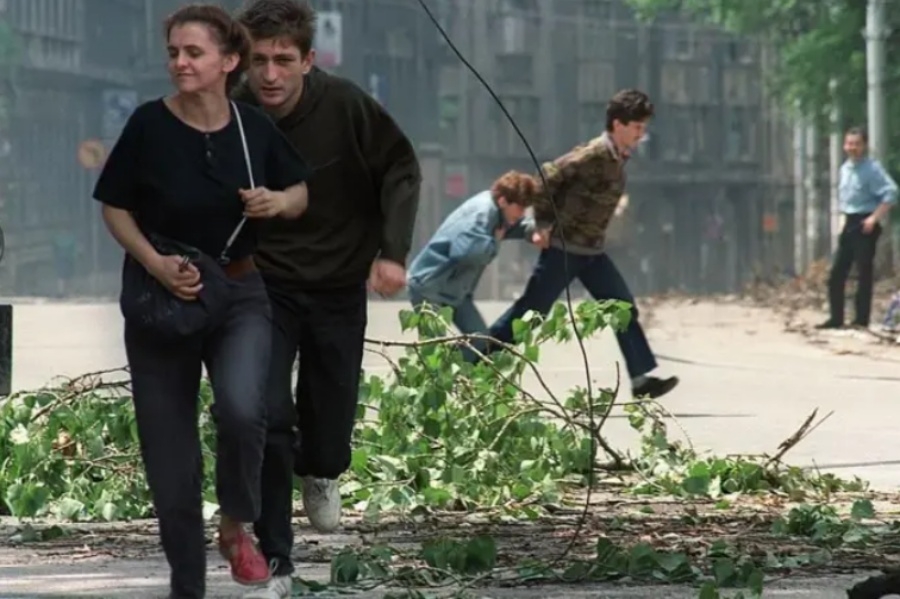 KRAJ OPSADE SARAJEVA: ‘Snajperista me imao na nišanu, ali je odabrao da ubije dijete’