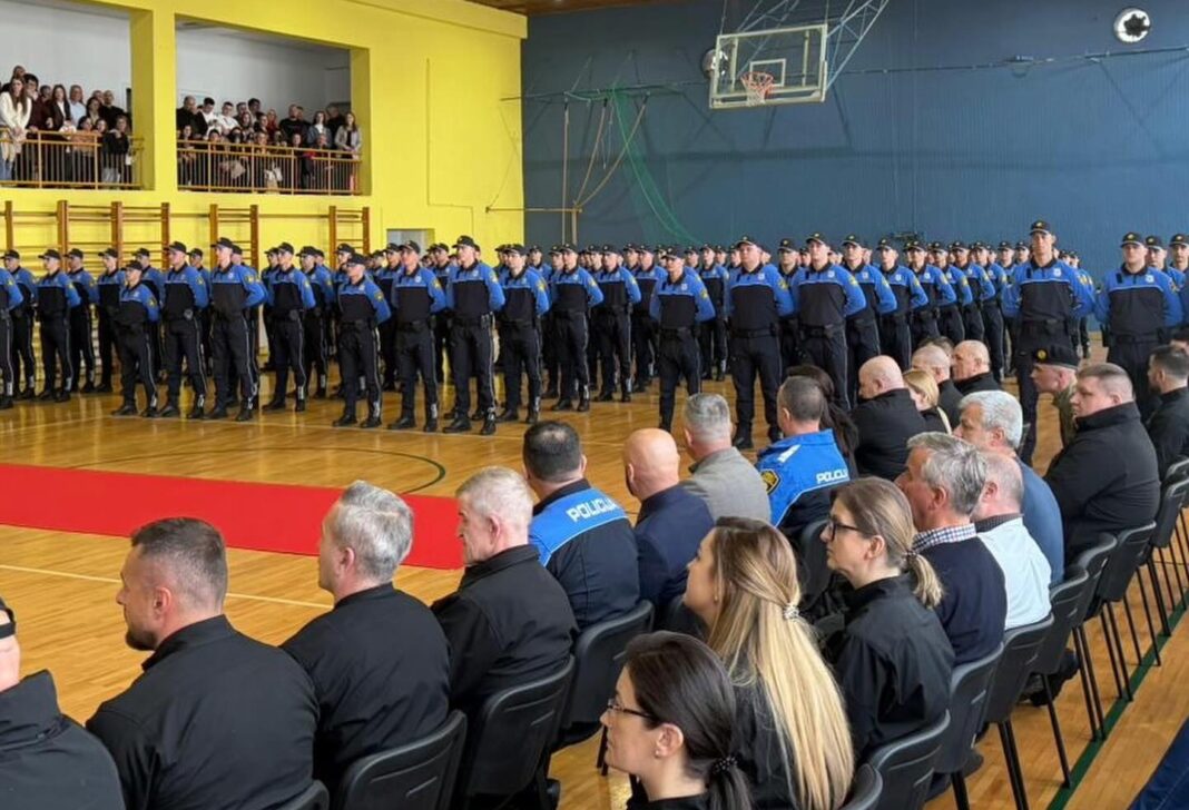 Kadeti MUP-a TK za početni čin „policajac“ uspješno okončali obuku na Policijskoj akademiji FMUP-a Kadeti MUP-a TK za početni čin „policajac“ uspješno okončali obuku na Policijskoj akademiji FMUP-a