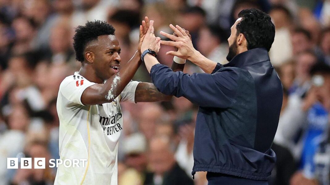Kako Alvaro Arbeloa izvlači najbolje od zvijezda Real Madrida? Vinicius Jr and Alvaro Arbeloa high-five with both hands