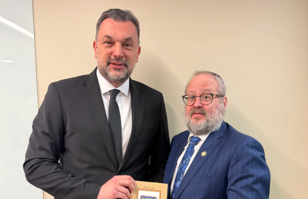 Kavazovićeva bajramska hutba izazvala reakcije u SAD-u: Rabin Yehud Kaploun optužio reisa da širi antisemitizam, ministar Konaković rekao da “nije informisan”, ali da će “porazgovarati sa reisom” kada se vrati u BiH Kavazovićeva bajramska hutba izazvala reakcije u SAD-u: Rabin Yehud Kaploun optužio reisa da širi antisemitizam, ministar Konaković rekao da "nije informisan", ali da će "porazgovarati sa reisom" kada se vrati u BiH